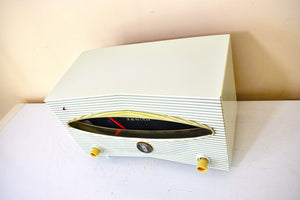 グレイシャー ホワイト 1956 ゼニス モデル A615 真空管 AM ラジオのサウンドは素晴らしいです。希少でユニークなミッドセンチュリー！ 