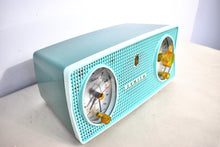 Charger l'image dans la galerie, Belvedere Blue 1959 Zenith Model B514F Vacuum Tube Radio! Sounds Great and Looks Great! Excellent Condition!