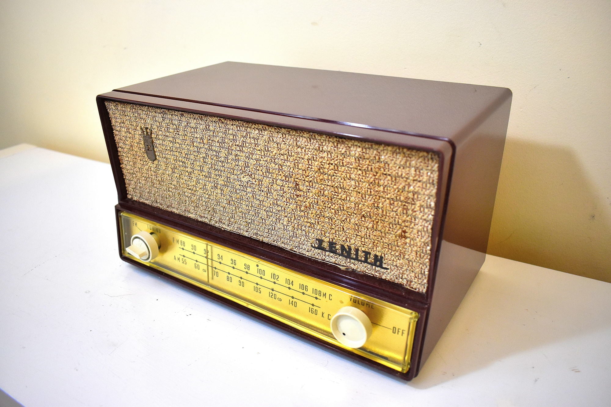 バーガンディ マルーン 1958 ゼニス モデル B-723R AM/FM 真空管ラジオのサウンドは素晴らしく、素晴らしいプラスコンディションです！