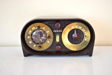 Load image into Gallery viewer, First Generation Owl Eyes Bakelite 1951 Zenith Model G516 AM Vacuum Tube Radio Excellent Condition! Great Sounding!