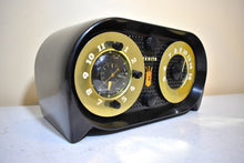 Load image into Gallery viewer, Mamba Black Owl Eyes Bakelite 1950 Zenith Model G516 AM Vacuum Tube Radio Excellent Condition! Great Sounding!