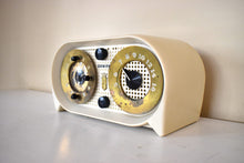 Load image into Gallery viewer, White Owl Eyes 1951 Zenith Model G516 AM Vacuum Tube Radio Great Looking and Sounding! Rare Color!