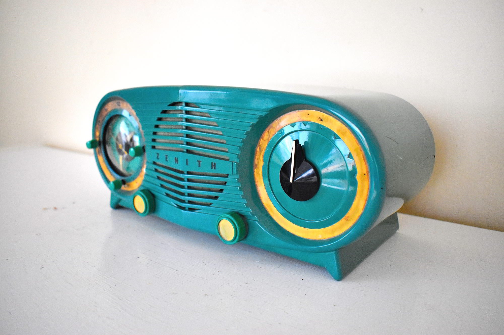 Leaf Green 1952 Zenith Owl Eyes Model J616 AM Vacuum Tube Radio
