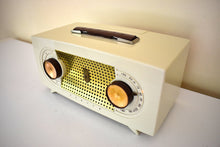 Charger l&#39;image dans la galerie, Pearl Ivory 1955 Zenith &quot;Broadway&quot; Model R511W AM Tube Radio Sounds Great Looks Like a Star!