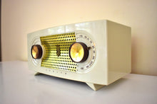 Charger l&#39;image dans la galerie, Pearl Ivory 1955 Zenith &quot;Broadway&quot; Model R511W AM Tube Radio Sounds Great Looks Like a Star!