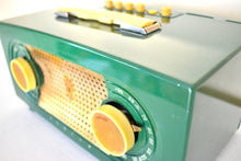 Charger l&#39;image dans la galerie, Candy Apple Green 1955 Zenith Model R512F The Broadway Push Button Vacuum Tube AM Radio Excellent Condition &amp; Sounds Great!