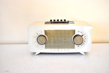 Charger l&#39;image dans la galerie, Pralines and Cream 1955 Zenith Broadway Model R512W AM Vacuum Tube Radio Sounds Great! Excellent Condition! Factory One Off Features!