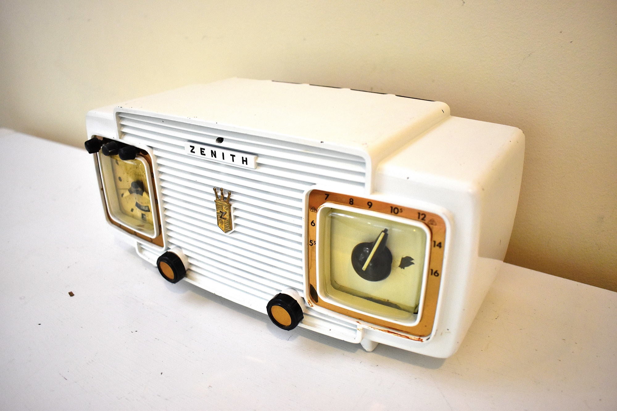 Arctic White 1954 Zenith Model T524W Vacuum Tube Radio Looks and Sounds Great! Excellent Condition! Rare Calendar Clock!