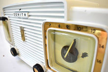 Charger l&#39;image dans la galerie, Arctic White 1954 Zenith Model T524W Vacuum Tube Radio Looks and Sounds Great! Excellent Condition! Rare Calendar Clock!