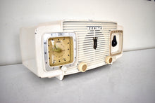 Charger l&#39;image dans la galerie, Vanilla Ivory Mid Century 1955 Zenith Model Z-515W Vacuum Tube AM Clock Radio Beauty Sounds Fantastic!
