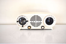 Load image into Gallery viewer, White Owl Eyes Bakelite 1954 Zenith Model L515W AM Vacuum Tube Radio Excellent Condition! Great Sounding!