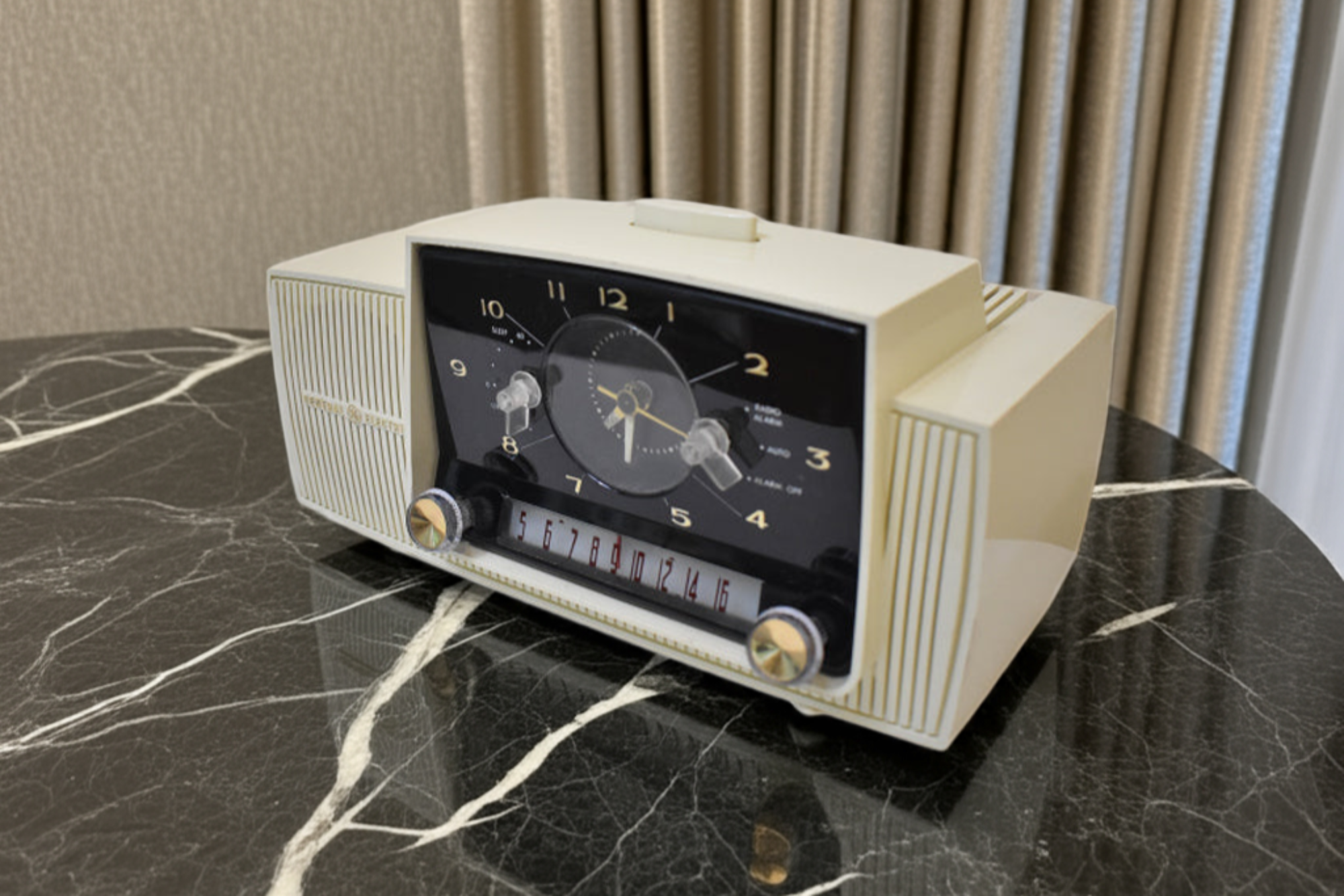 Alpine White 1959 GE General Electric Model 914D AM Vacuum Tube Clock Radio Popular Model!
