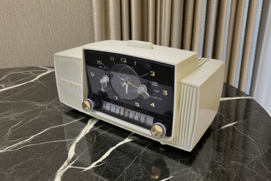Alpine White 1959 GE General Electric Model 914D AM Vacuum Tube Clock Radio Popular Model!