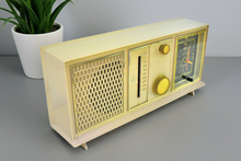 Charger l'image dans la galerie, Beige Pink 1963 Emerson Model G-1710 AM Vacuum Tube Alarm Clock Radio Sounds Great! Nice Color!