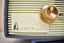 画像をギャラリービューアに読み込む, ドルフィン グレーとホワイト 1958 アドミラル モデル 5D4 真空管 AM ラジオのサウンドは素晴らしいです。非常に良い状態！