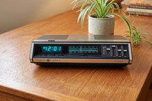 Charger l'image dans la galerie, Wood Grain 1977 General Electric Model 7-4695A AM FM Digital Alarm Clock Radio! Excellent Condition!