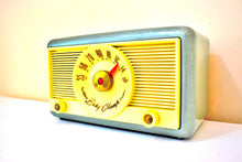 Charger l&#39;image dans la galerie, Hammered Green Metallic 1951 Northern Electric Baby Champ Model 5500 Vacuum Tube AM Radio Sounds Great! Excellent Condition!