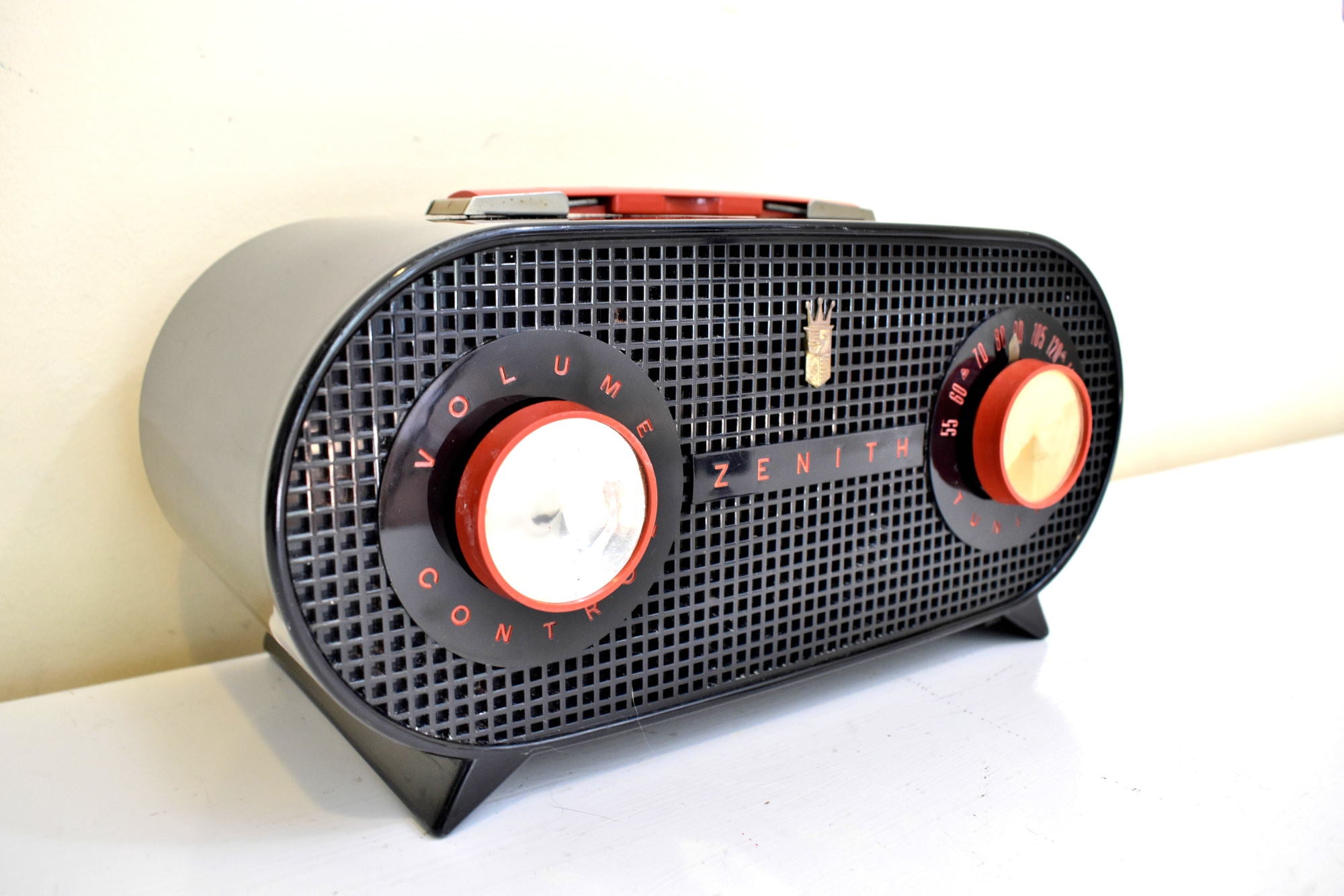 Oval Shape Rado Widow Black and Red 1955 Zenith Model M510Y Vacuum Tube AM Radio Oval ...