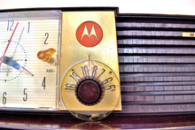 Charger l&#39;image dans la galerie, Espresso Brown 1957 Motorola Model 57CD Vacuum Tube AM Clock Radio Beauty Sounds Fantastic!