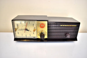 エスプレッソ ブラウン 1957 モトローラ モデル 57CD 真空管 AM クロック ラジオ ビューティ サウンド ファンタスティック!