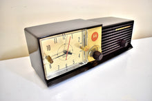 Charger l&#39;image dans la galerie, Espresso Brown 1957 Motorola Model 57CD Vacuum Tube AM Clock Radio Beauty Sounds Fantastic!