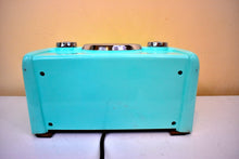 Charger l&#39;image dans la galerie, Robin Egg Turquoise Crosley 1951 Model 11-125GN AM Vacuum Tube Clock Radio Quality Construction Sounds Great!