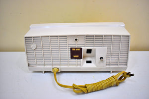 Bluetooth 準備完了 - ターコイズとホワイト 1957 RCA Victor Model C-3HE AM 真空管ラジオのサウンドは素晴らしいです。