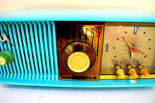 画像をギャラリービューアに読み込む, アクアマリン ターコイズ 1957年 モトローラモデル 56CD 真空管 AM時計ラジオ 希少な美しい色のサウンドが素晴らしい！
