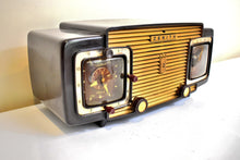 Charger l&#39;image dans la galerie, Sumatra Brown 1953 Zenith Model K622 Vacuum Tube Radio Alarm Clock Looks and Sounds Great! Excellent Condition!