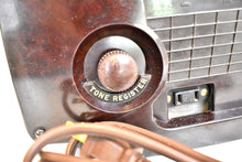 Charger l&#39;image dans la galerie, Sumatra Brown 1953 Zenith Model K622 Vacuum Tube Radio Alarm Clock Looks and Sounds Great! Excellent Condition!