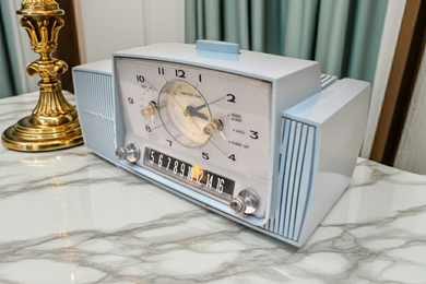 Powder Blue Mid Century 1961 General Electric Model C-481B Vacuum Tube AM Clock Radio Beauty Sounds Fantastic Desirable Color! Working Clock Light!