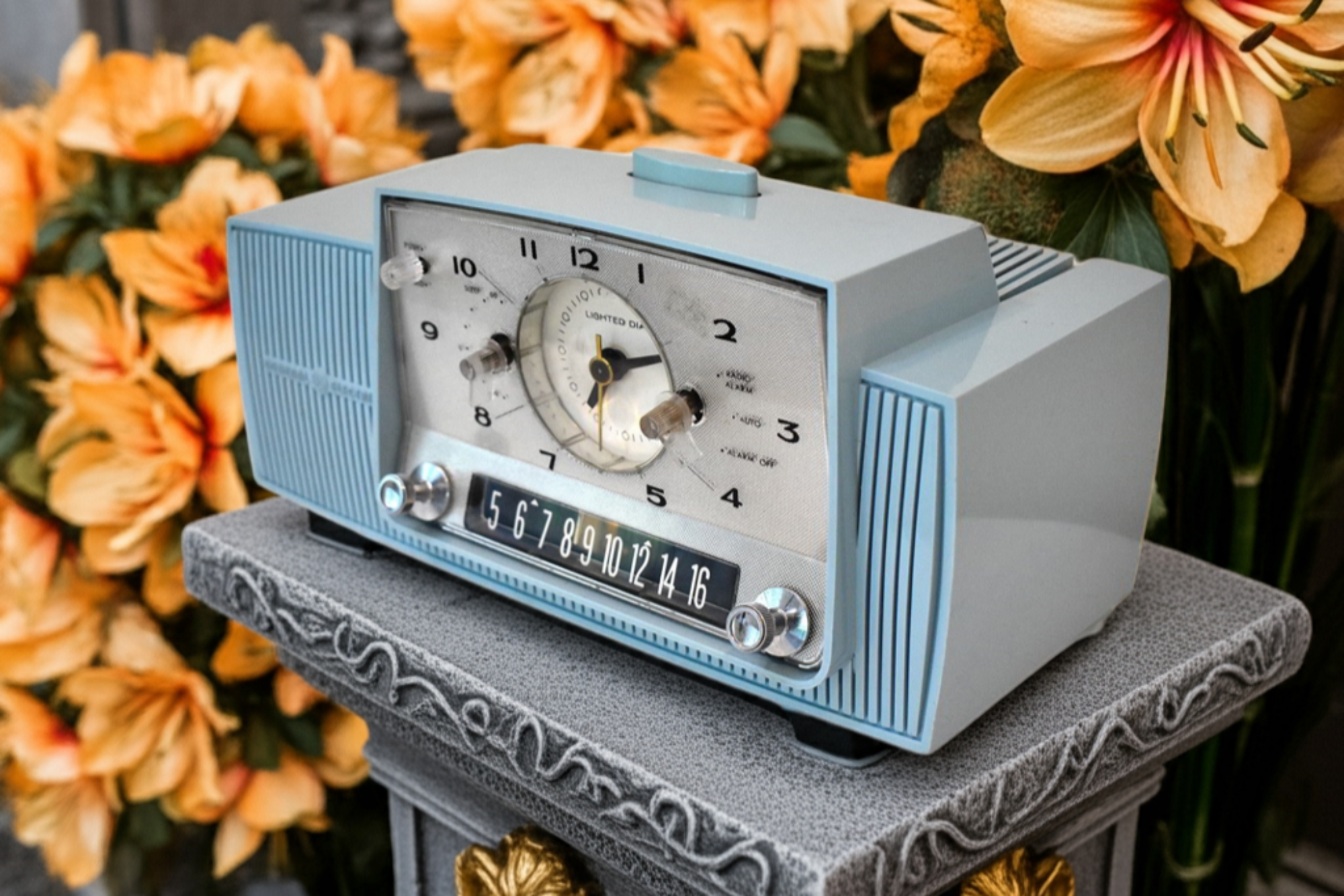 Powder Blue Mid Century 1959 General Electric Model 914D Vacuum Tube AM Clock Radio Beauty Sounds Fantastic Desirable Color! Working Clock Light!