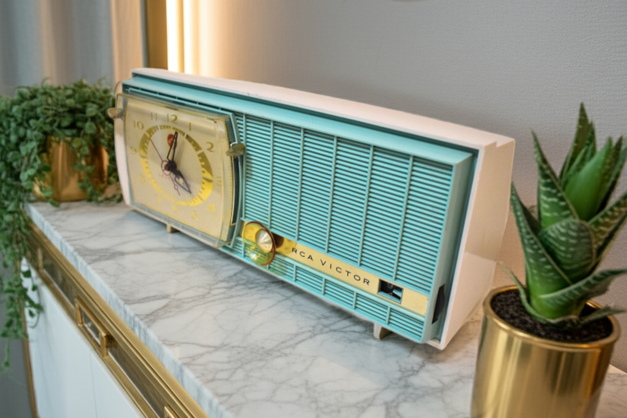 Turquoise and White 1957 RCA Model X-4HE Vacuum Tube AM Radio Works Great Sound! Excellent Condition!