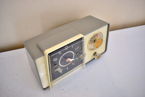 ガル グレー 1958 GE ゼネラル エレクトリック モデル C-406A AM ビンテージ真空管ラジオ 非常に状態の良い小さなかわい子ちゃんです。