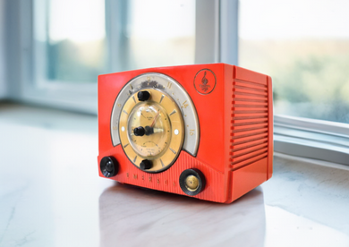 Crimson Red 1953 Emerson Model 724 AM Vacuum Tube Alarm Clock Radio Rare Awesome Color Sounds Great! Excellent Condition!