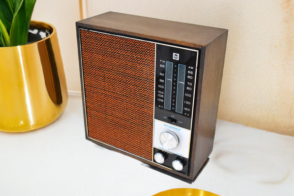Walnut Panel 1968 RCA Model RLC40W Solid State Transistor AM FM