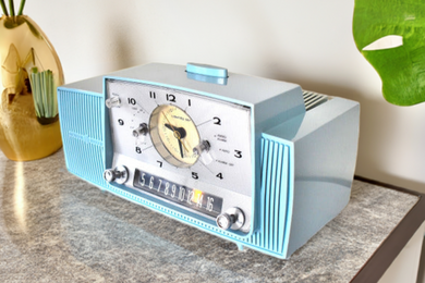 Powder Blue Mid Century 1959 General Electric Model 914D Vacuum Tube AM Clock Radio Beauty Sounds Fantastic Desirable Color! Working Clock Light!