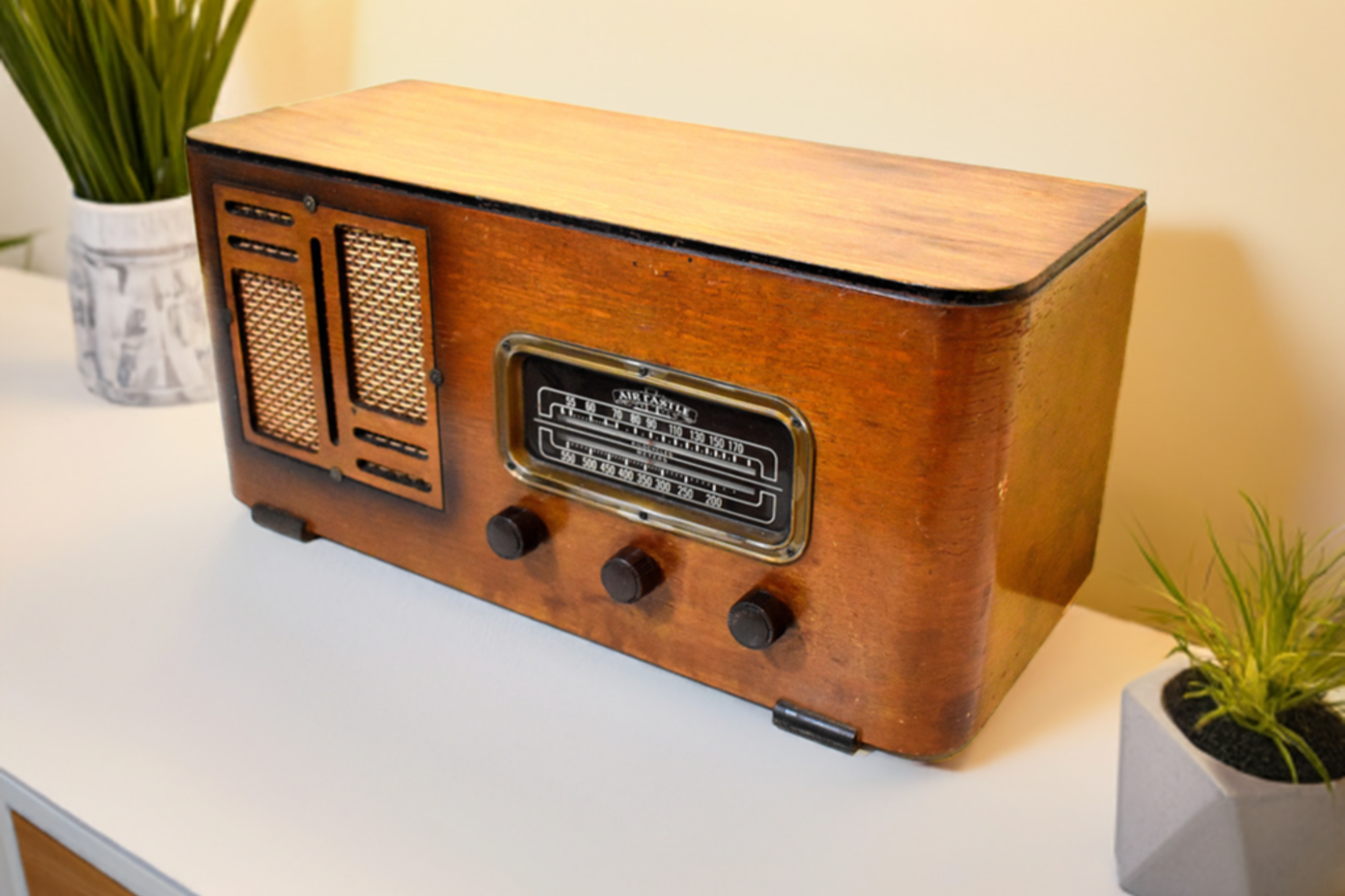 Artisan Crafted Wood 1942 Aircastle Model 751 Vacuum Tube AM Radio! Beautiful Woodwork! Sounds Great!