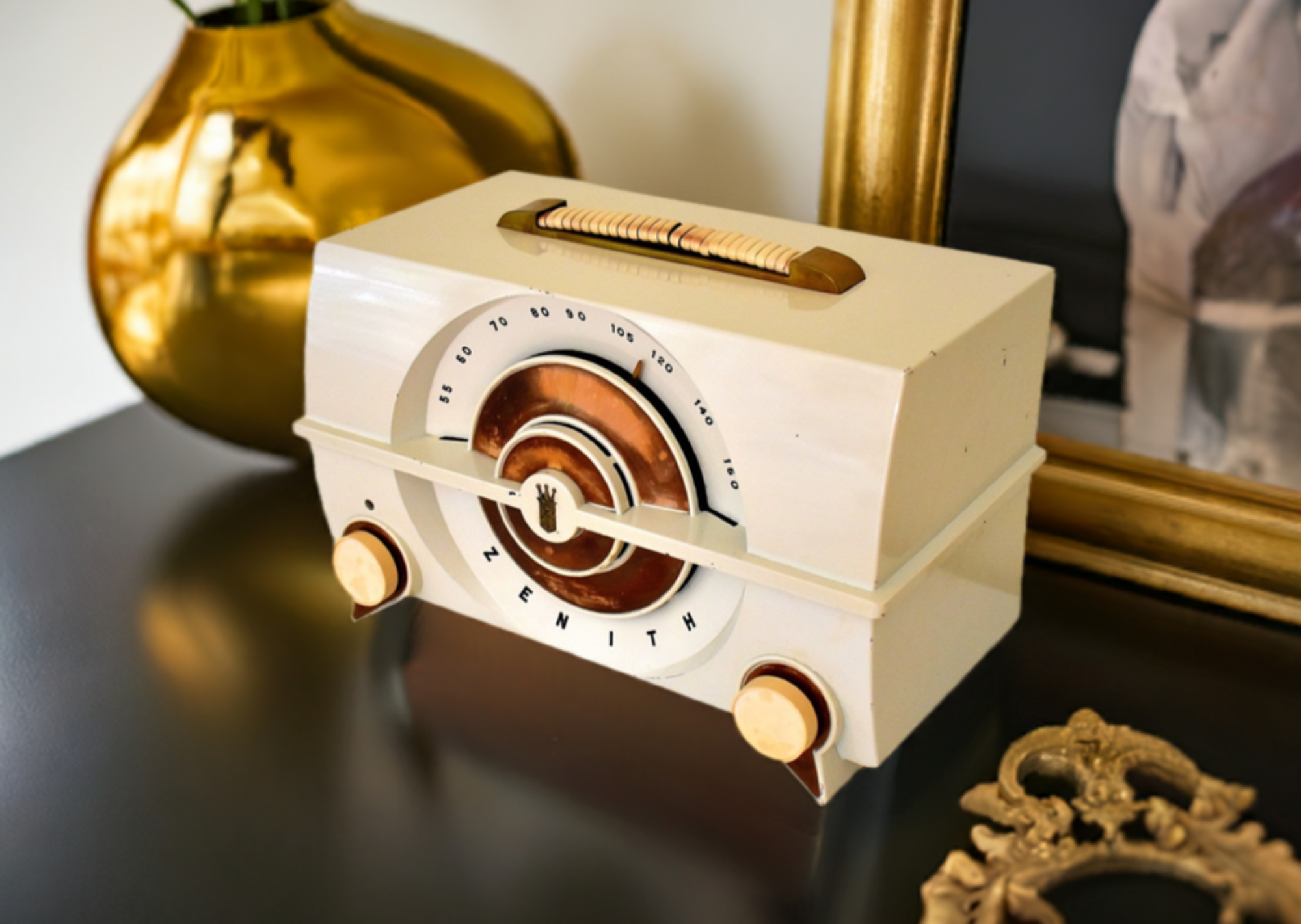 Alabaster White 1952 Zenith Model J615W AM Vacuum Tube Radio