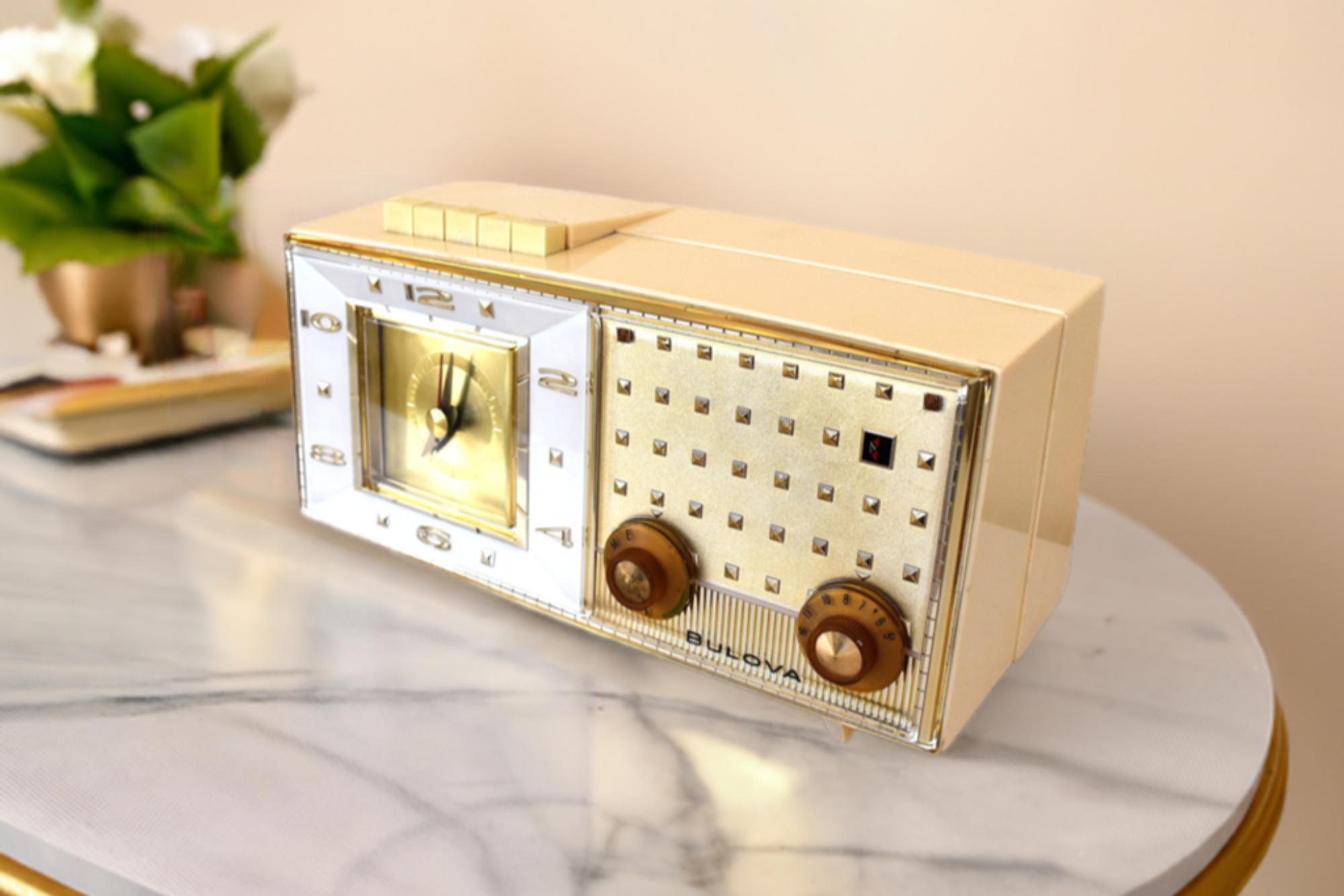 Palazzo Ivory and Gold 1960 Bulova Model 190 Vacuum Tube AM Clock Radio Excellent Condition