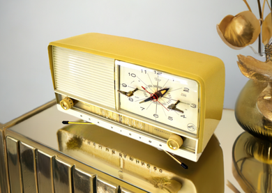 Honey Beige 1956 RCA Victor Model 8-C-8ME Vacuum Tube AM Clock Radio Excellent Condition Sounds Great!