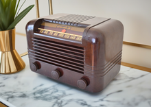 Load image into Gallery viewer, Espresso Brown Bakelite 1940 RCA Model 15X Vacuum Tube AM Radio! Sounds Great!! Excellent Condition!