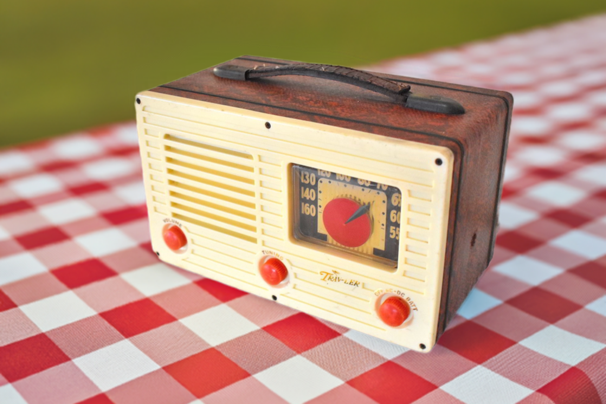 Red Alligator Wood 1950 Travler Model 5022 AM Portable Vacuum Tube