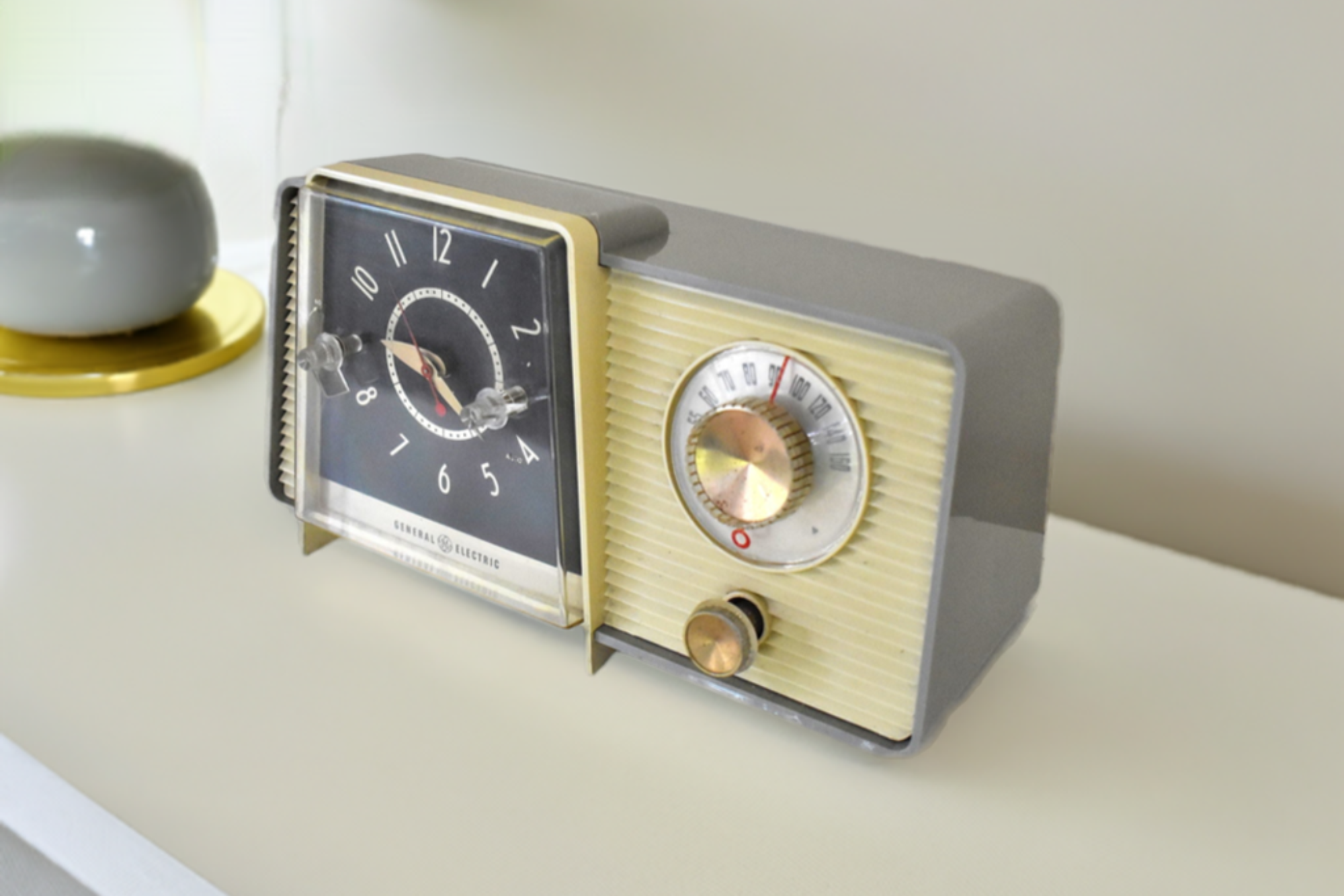 Taupe Ivory 1958 General Electric Model C-405B Vacuum Tube AM Radio Mid Century Looker and Player!