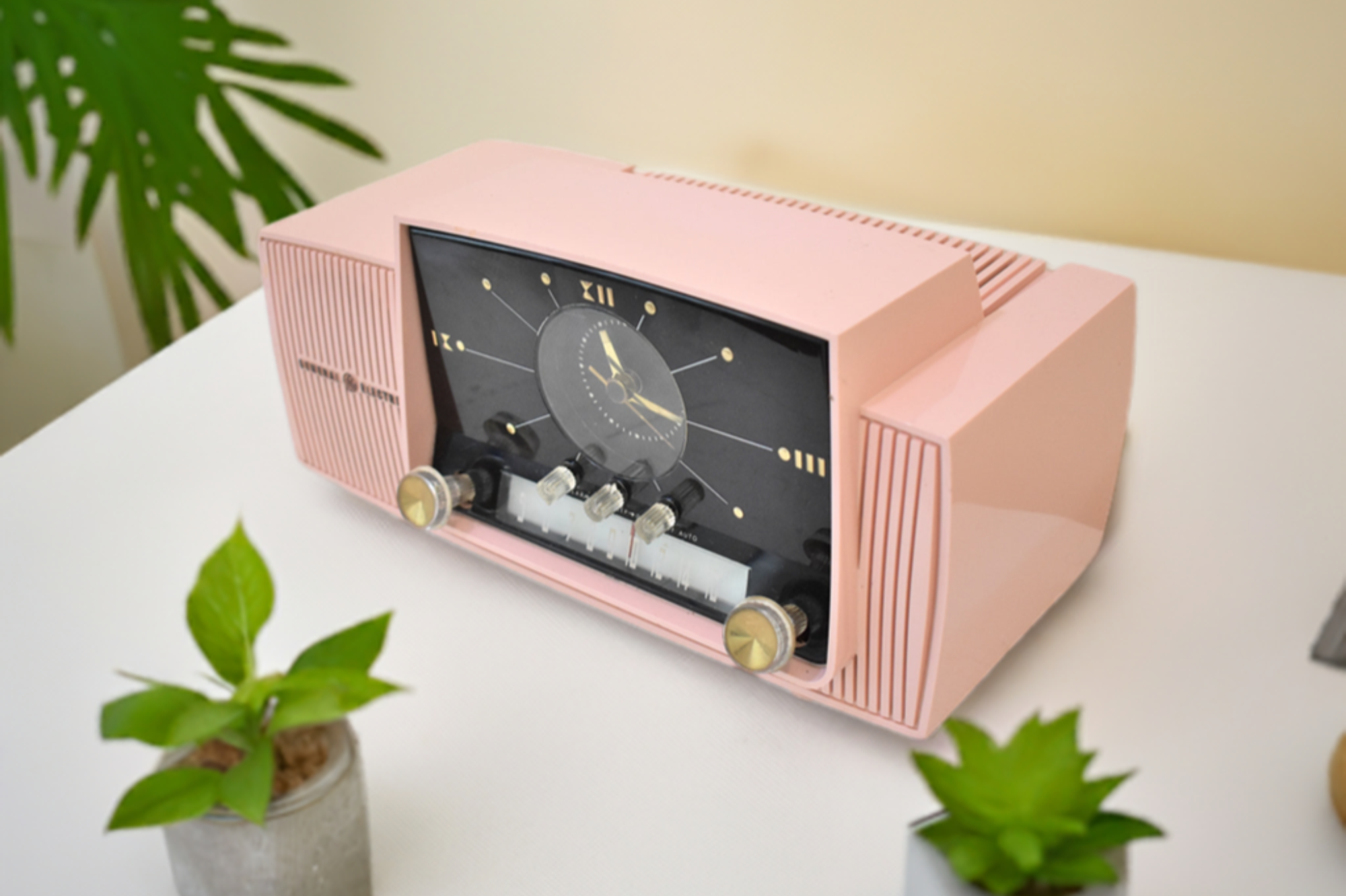 Princess Pink Mid Century 1959 General Electric Model 913D Vacuum Tube AM Clock Radio Beauty Sounds Fantastic Excellent Condition!