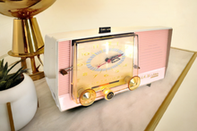 画像をギャラリービューアに読み込む, Pastel Pink and White 1957 RCA Victor C-4E Vacuum Tube AM Clock Radio Works Great!