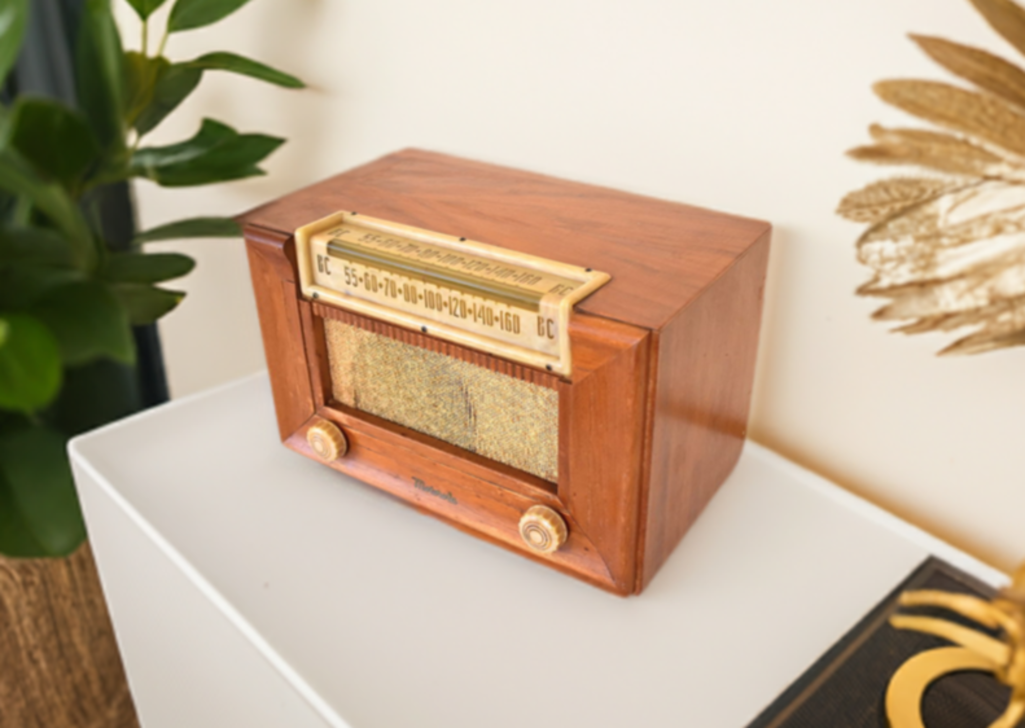 Red Oak Wood 1947 Motorola Model 67X13 Vacuum Tube AM Radio Nice
