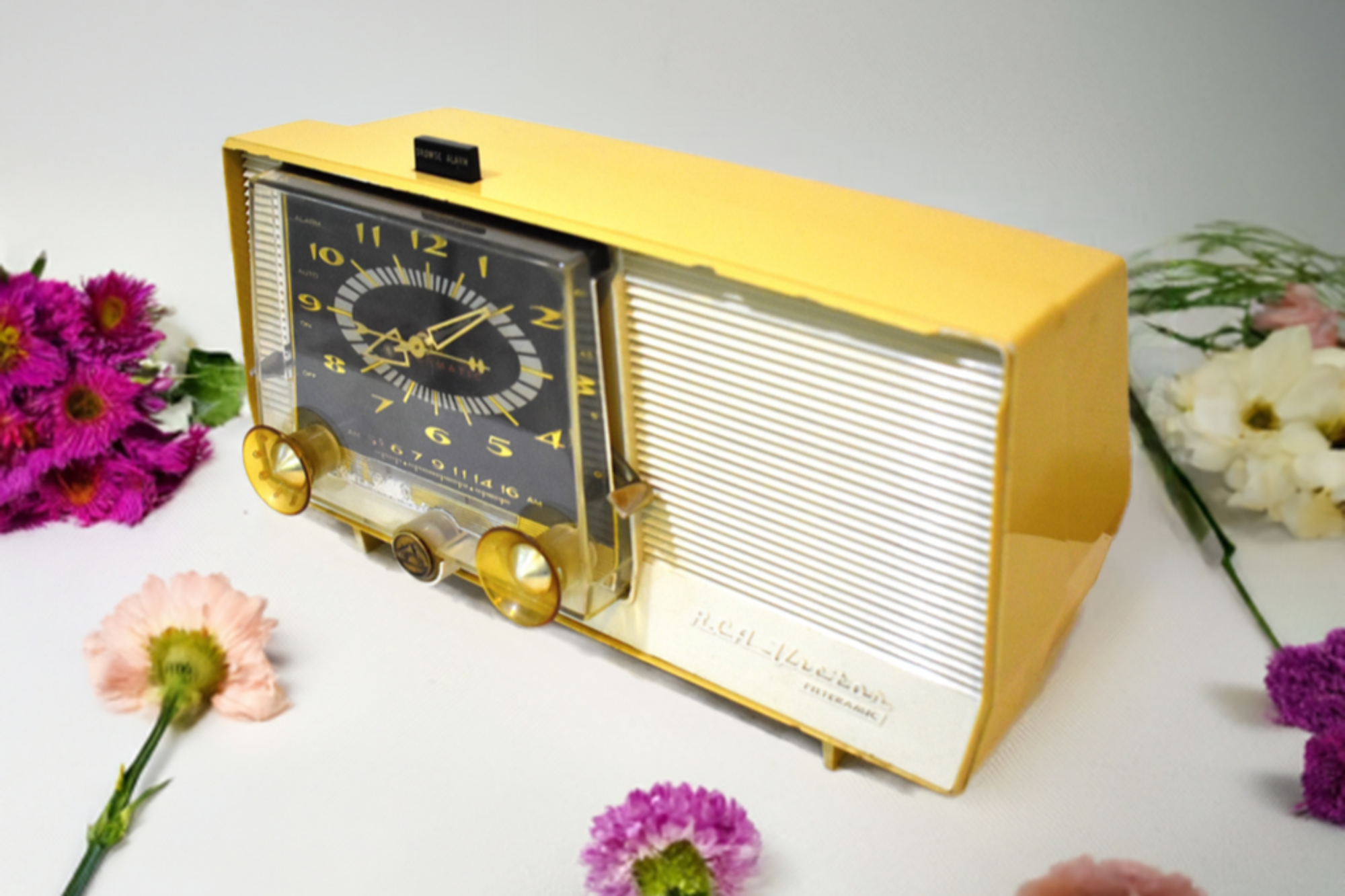 Honey Beige 1957 RCA Victor C-4EM Vacuum Tube AM Clock Radio Works