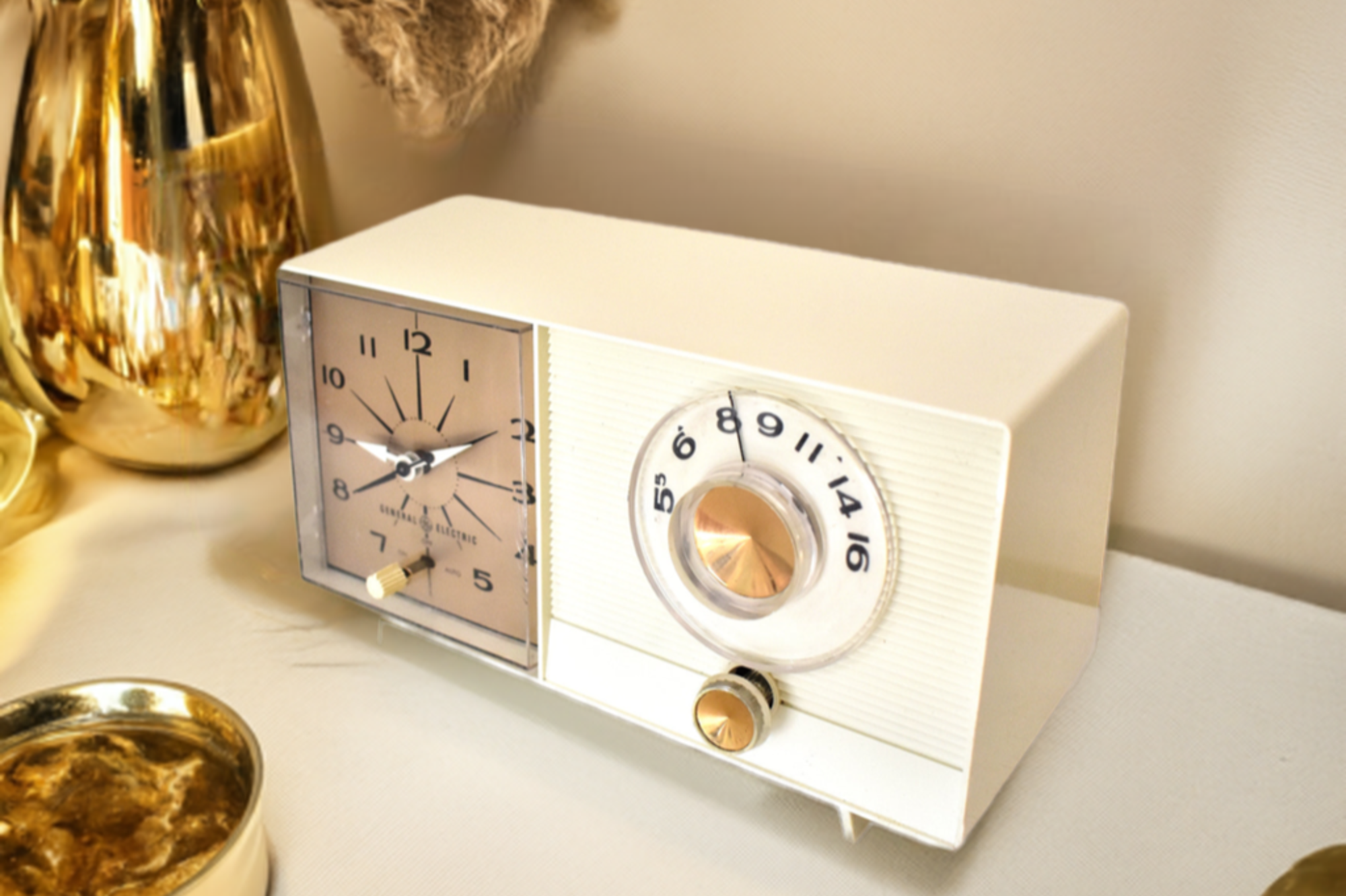 Bluetooth Ready To Go - Beige Ivory Vintage 1964 General Electric Model C-403D AM Vacuum Tube Alarm Clock Radio Sounds Great! 