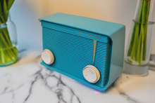 Charger l&#39;image dans la galerie, Bluetooth Ready To Go - Ocean Turquoise 1961 Motorola Model A-15J3 AM Vacuum Tube Radio 